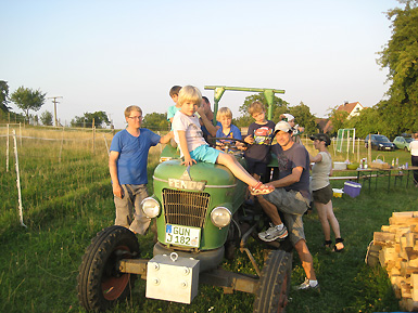 Ferienhof Hofer - Kinder auf dem alten Traktor